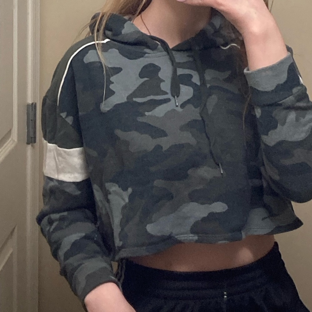 Camo cropped hoodie